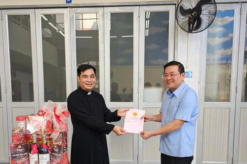 Trao Giấy chứng nhận quyền sử dụng đất cho cơ sở tôn giáo