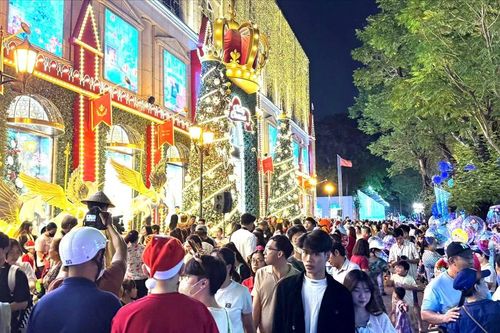 Dòng người tấp nập đổ về trung tâm TPHCM vui chơi Giáng sinh