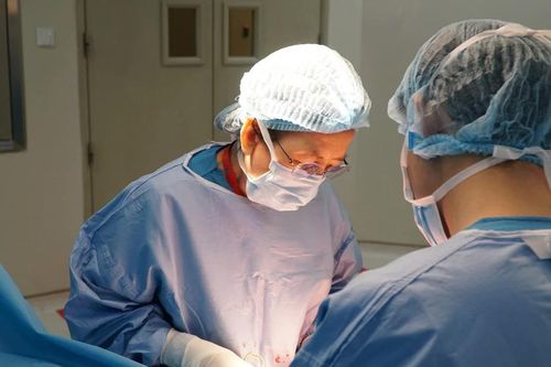 Bóc tách khối u cho bệnh nhân từng 4 lần phẫu thuật, rối loạn đông máu