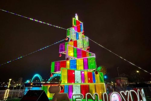 Cây thông Noel 'không đụng hàng' tại Đà Nẵng khiến netizen mê mẩn