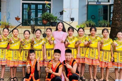 'Bắc nhịp cầu' giúp trò miền núi