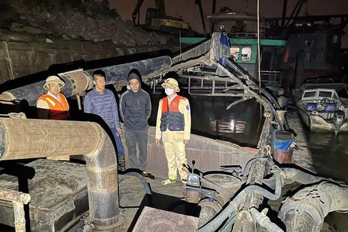 Bắt giữ tàu khai thác cát trái phép trên sông Hồng