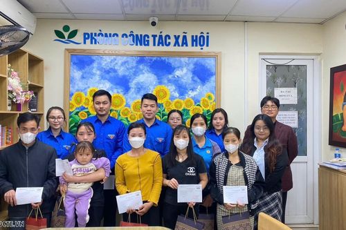 Đoàn Thanh niên Cục Lãnh sự, Bộ Ngoại giao thăm hỏi, tặng quà bệnh nhi có hoàn cảnh đặc biệt khó khăn