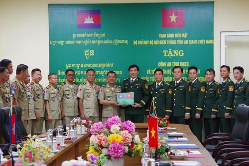 BĐBP An Giang trao tặng kinh phí hoạt động cho lực lượng vũ trang tỉnh Takeo, Campuchia