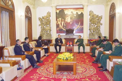 Thiếu tướng Lê Văn Phúc tiếp xã giao Đoàn đại biểu Tổng Trạm kiểm tra Biên phòng xuất, nhập cảnh tỉnh Vân Nam, Trung Quốc