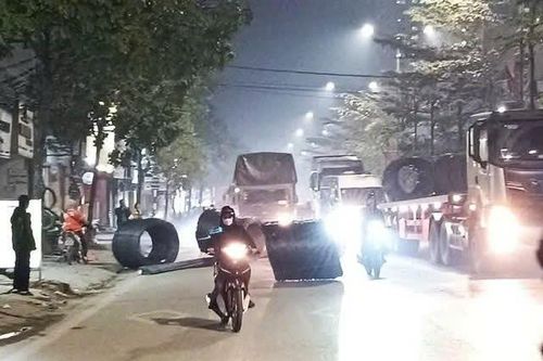 Hoảng hồn vì nhiều cuộn thép nặng hàng tấn rơi xuống đường ở Hà Nội