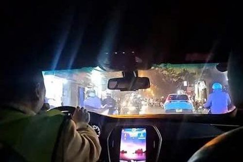 CSGT đưa bé trai 3 tuổi đã ngất xỉu trên xe khách đi cấp cứu