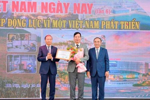 Tạp chí Diễn đàn Doanh nghiệp trao giải cuộc thi ảnh 'Việt Nam ngày nay' lần thứ sáu