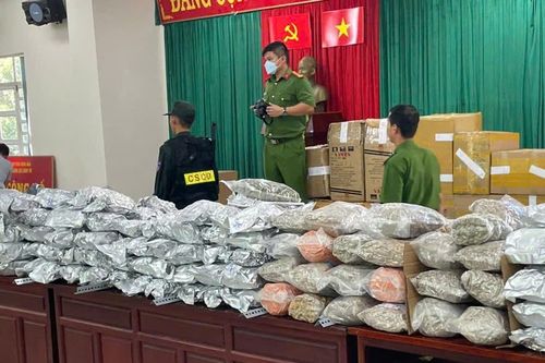 Khen thưởng lực lượng triệt phá đường dây mua bán 555 kg cần sa từ Thái Lan về Việt Nam