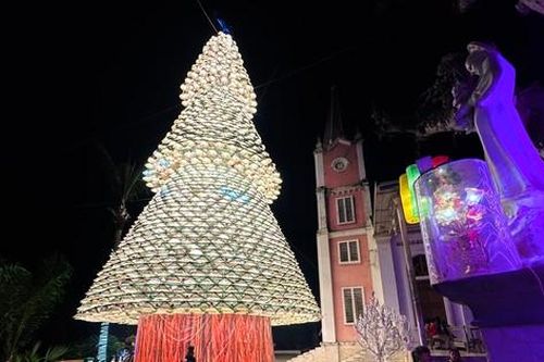 Độc đáo cây thông Noel được làm từ 2.400 nón lá