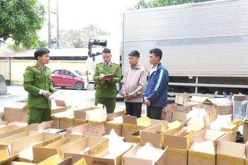 Cảnh sát bắt giữ xe tải chở hàng trăm nghìn bao thuốc lá ngoại nhập lậu