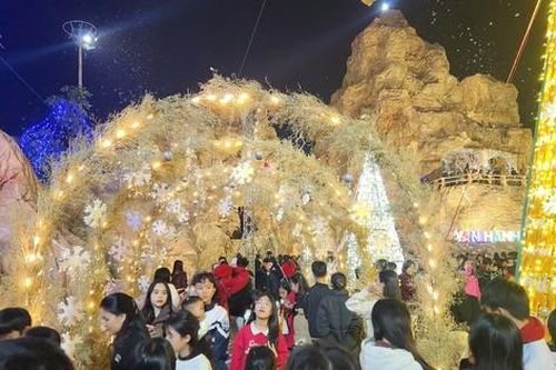 Ngàn người chen chân chiêm ngưỡng hang đá 'khủng' làm từ 5.000 cây tre