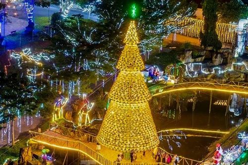 Du khách trầm trồ cây thông Noel làm từ 2.000 chiếc nón lá ở Đà Nẵng
