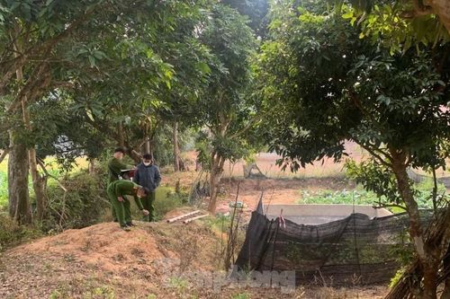Phát hiện thi thể người đàn ông dưới hố tưới rau