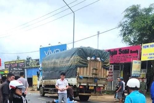Va chạm với xe tải, hai nữ sinh viên thương vong