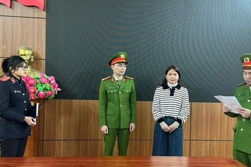 Cựu nhân viên ngân hàng vay tiền tỷ cho khách rồi cầm luôn