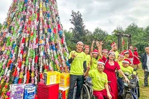 Cây thông Noel độc đáo cao 8 mét làm từ vỏ gói mì tôm, bao ni lông