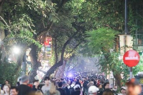 Đêm Noel, mọi ngả đường đổ về Nhà thờ Lớn, phố đi bộ Hồ Gươm tắc nghẽn