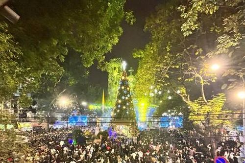 Giáng sinh rét ngọt, 'biển người' đổ về các nhà thờ xem Chúa sinh ra đời