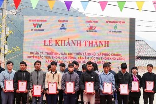 Người dân thôn Kho Vàng xúc động nhận nhà mới