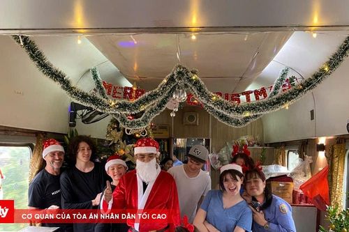 Khách Tây thích thú vì được ông già Noel tặng quà trên tàu