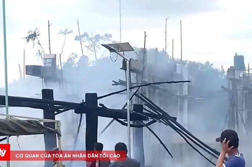 Cháy rụi nhà rông Kon Jong