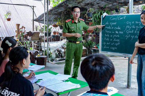 Thiếu tá Công an mở lớp tiếng Anh, trẻ nơi xa ùn ùn kéo đến học