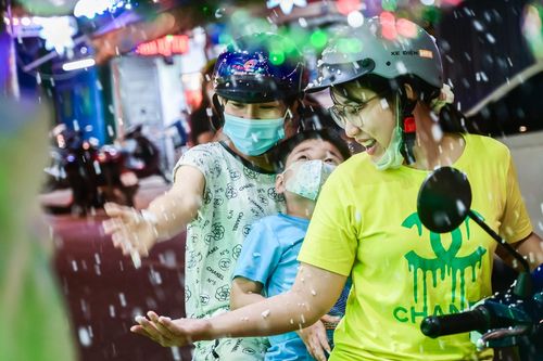 Giới trẻ TPHCM hào hứng với 'mưa tuyết' ở nhà thờ trước đêm Noel