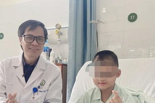 Gia đình xin cho con về vì cạn kiệt hi vọng sống, bác sĩ vẫn quyết cứu em bé