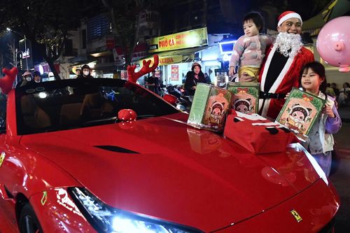 Mang siêu xe Ferrari ra đường, biển người đổ về nhà thờ đón Giáng sinh