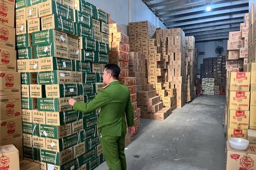 Phát hiện, thu giữ gần 1 tấn bánh, kẹo, hạt ngũ cốc không rõ nguồn gốc