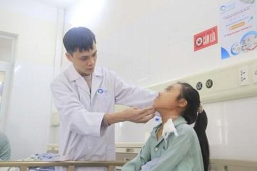 Bé gái 12 tuổi mắc ung thư tuyến giáp di căn hạch cổ