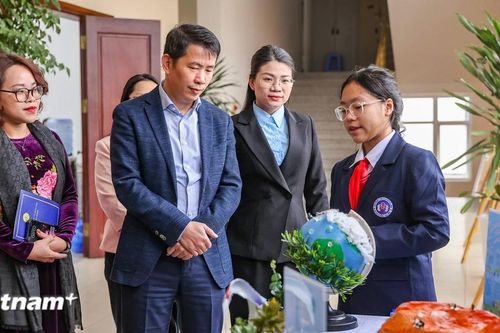 Học sinh hưởng ứng phong trào 'Sáng-Xanh-Sạch-Đẹp' của Thủ đô Hà Nội