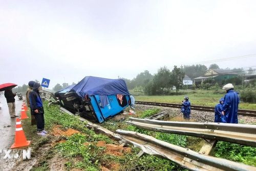 Quảng Trị: Ôtô khách đâm gãy hộ lan rồi lao xuống hành lang đường sắt