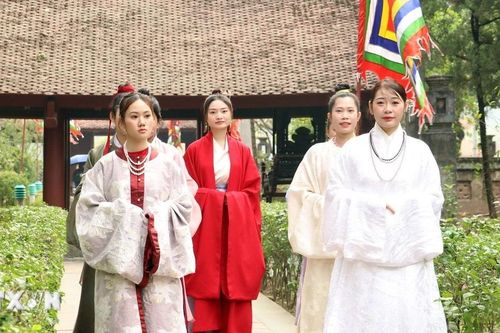 Tôn vinh nét đẹp cổ phục Việt tại Cố đô Hoa Lư