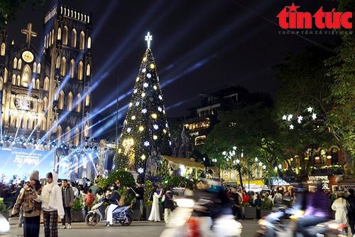 Các nhà thờ Hà Nội tỏa sáng lung linh trong đêm dịp Giáng sinh 2024