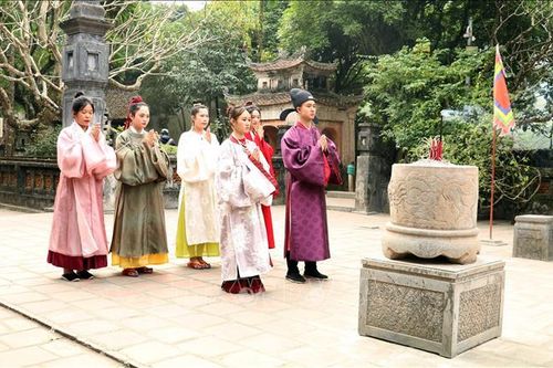 Tôn vinh nét đẹp cổ phục Việt