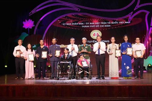 Tuyên dương 40 gương điển hình 'Những tấm gương thầm lặng mà cao cả'