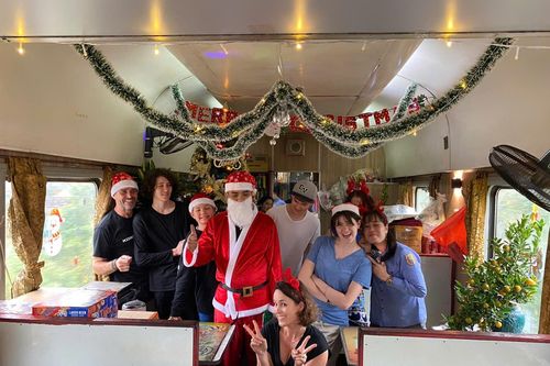 Thích thú với hình ảnh ông già Noel tặng quà du khách đi tàu dịp Giáng sinh