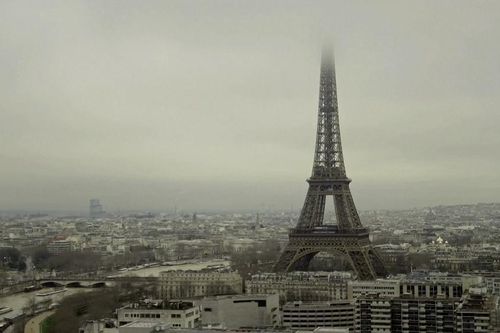 Tháp Eiffel mở cửa trở lại trong giới hạn sau khi phải sơ tán 1.200 du khách vì cháy
