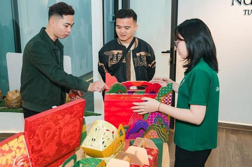 Có gì trong hộp bánh chưng Tết có giá 1,5 triệu đồng đang đắt khách?
