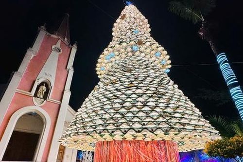 Ngắm cây thông Noel được kết từ 2.400 chiếc nón lá tại Hà Tĩnh