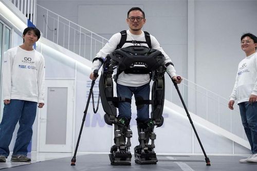 Liệt nửa người vẫn đi bộ, leo cầu thang nhờ robot lấy ý tưởng từ phim 'Iron Man'