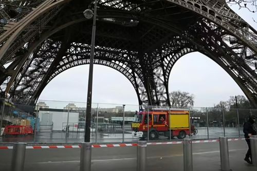 Hỏa hoạn xảy ra trên tháp Eiffel, 1.200 du khách phải sơ tán
