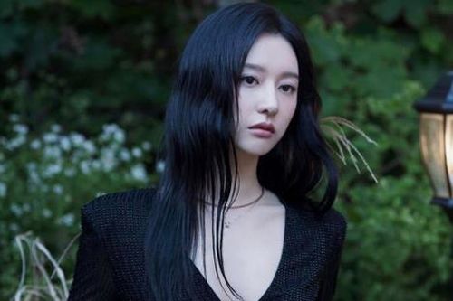 Kim Ji Won diện váy khoét sâu, khoe vẻ đẹp phồn thực trong loạt ảnh mới