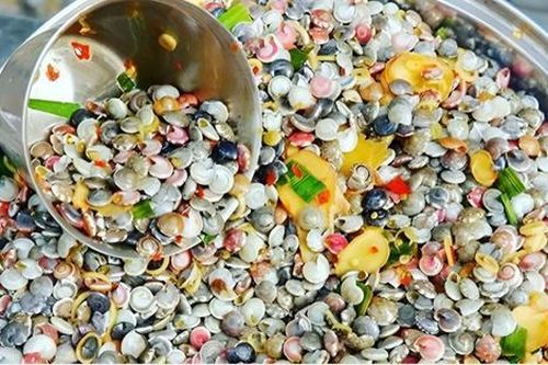 Loại ốc bé như cúc áo, từng là đặc sản nhà nghèo, nay dân thành phố tranh nhau mua