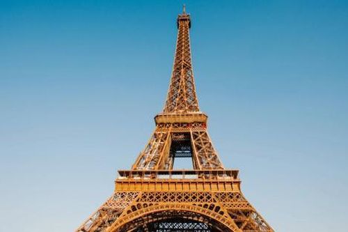 Báo cháy tại tháp Eiffel trước thềm Giáng sinh