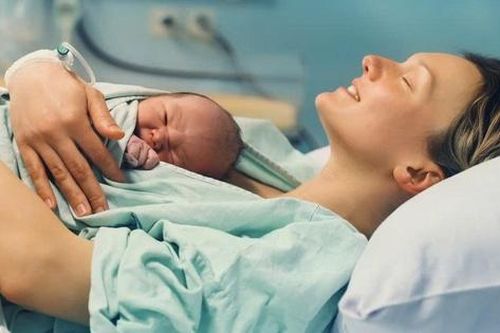 Em bé đầu tiên được sinh ra bằng kỹ thuật sinh sản tiên tiến