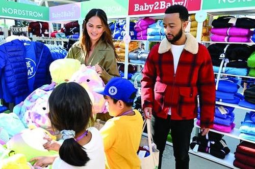 Vợ chồng ca sĩ John Legend: Hạnh phúc với mùa Noel 'cho đi'