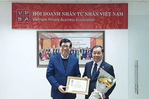 Hội Doanh nhân Tư nhân Việt Nam trao tặng Kỷ niệm chương 'Vì sự nghiệp Xây dựng và Phát triển Doanh nhân Việt Nam'